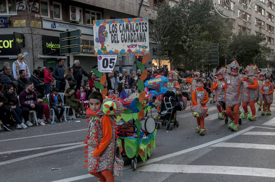 Artefactos y grupos menores ponen el toque de humor en el Gran Desfile de Comparsas