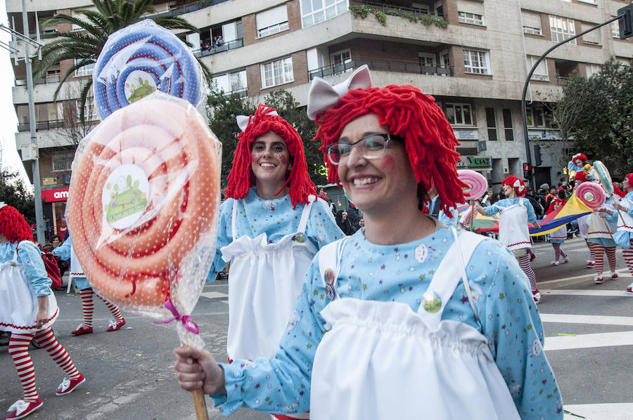 Artefactos y grupos menores ponen el toque de humor en el Gran Desfile de Comparsas