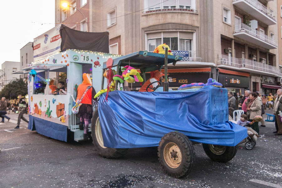 Artefactos y grupos menores ponen el toque de humor en el Gran Desfile de Comparsas