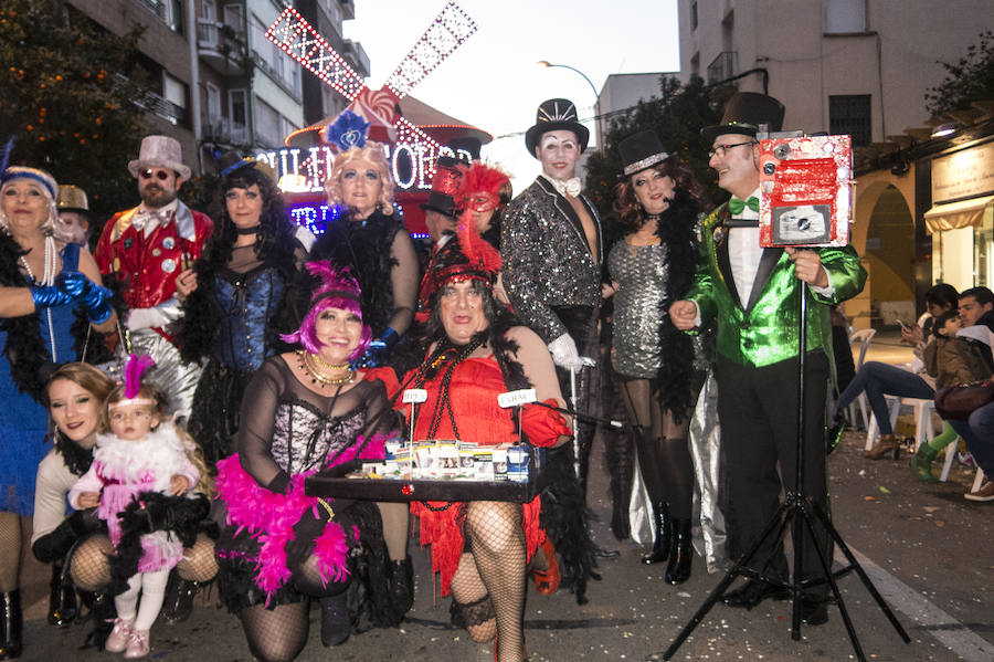 Artefactos y grupos menores ponen el toque de humor en el Gran Desfile de Comparsas