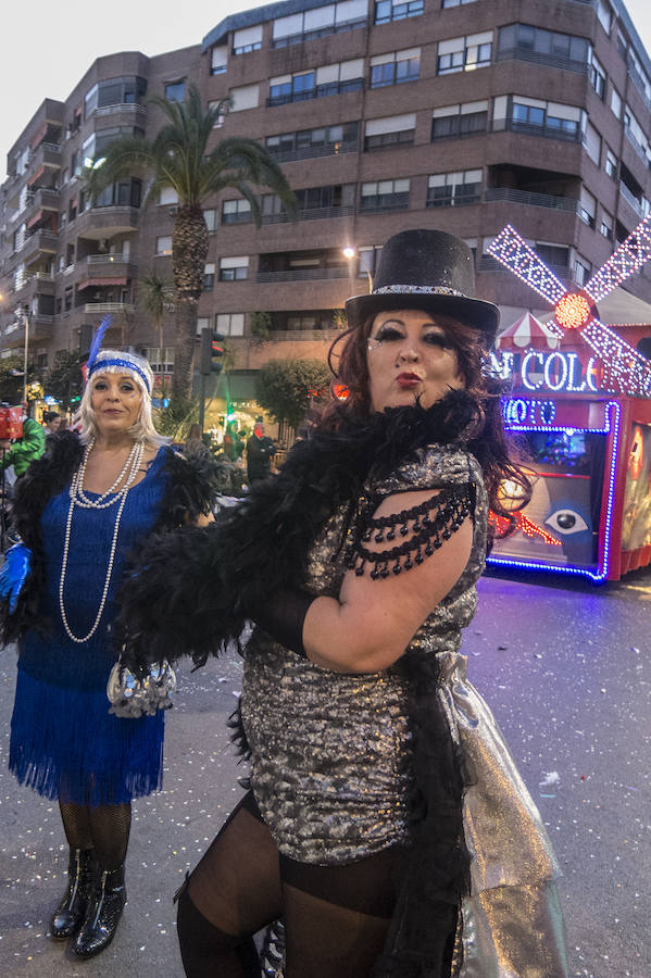 Artefactos y grupos menores ponen el toque de humor en el Gran Desfile de Comparsas