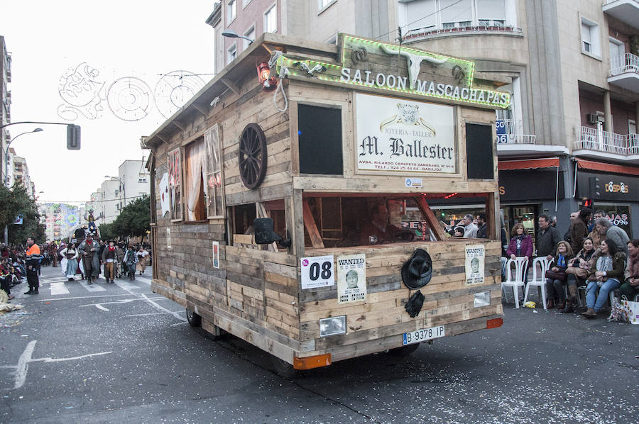 Artefactos y grupos menores ponen el toque de humor en el Gran Desfile de Comparsas