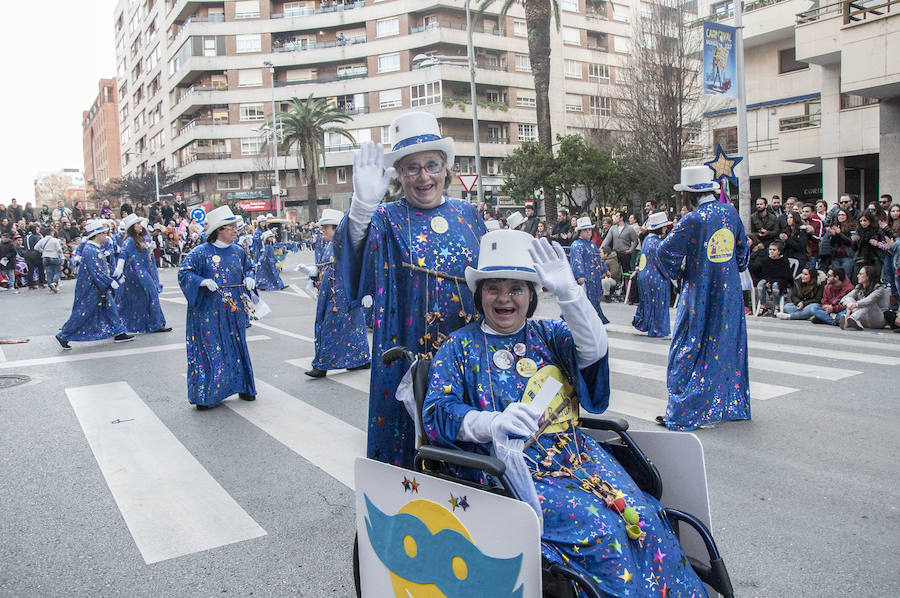 Artefactos y grupos menores ponen el toque de humor en el Gran Desfile de Comparsas