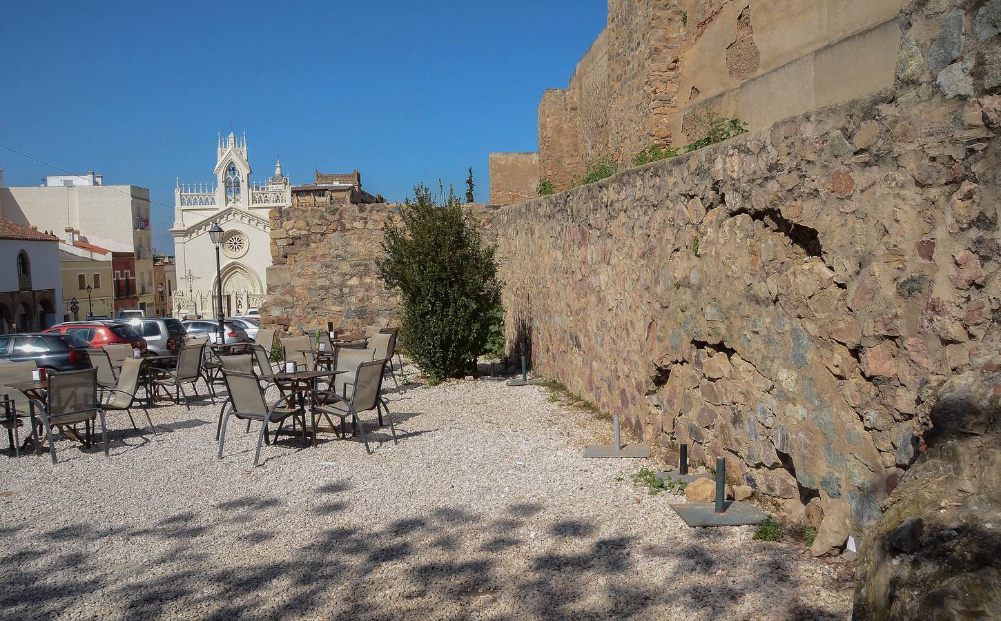Jueves, 2 de marzo. La muralla de la Alcazaba presenta fisuras en el tramo de la plaza de San José .Fotografías: Casimiro Moreno