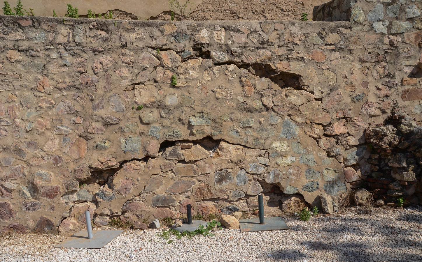 Jueves, 2 de marzo. La muralla de la Alcazaba presenta fisuras en el tramo de la plaza de San José .Fotografías: Casimiro Moreno