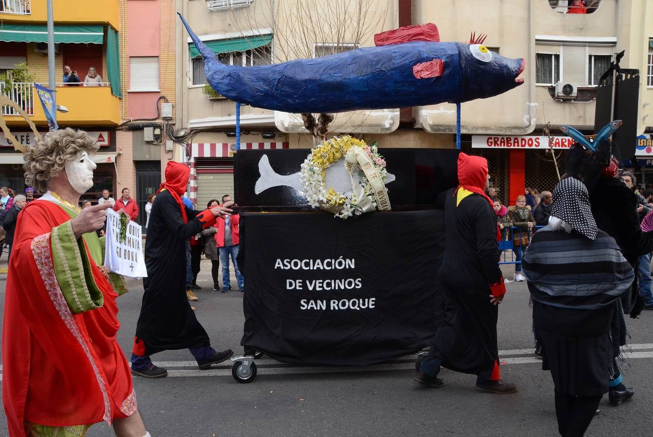 Martes, 28 de febrero. El desfile del Entierro de la Sardina en el barrio de San Roque, puso punto y final a los Carnavales de Badajoz 2017. Fotografías: Casimiro Moreno