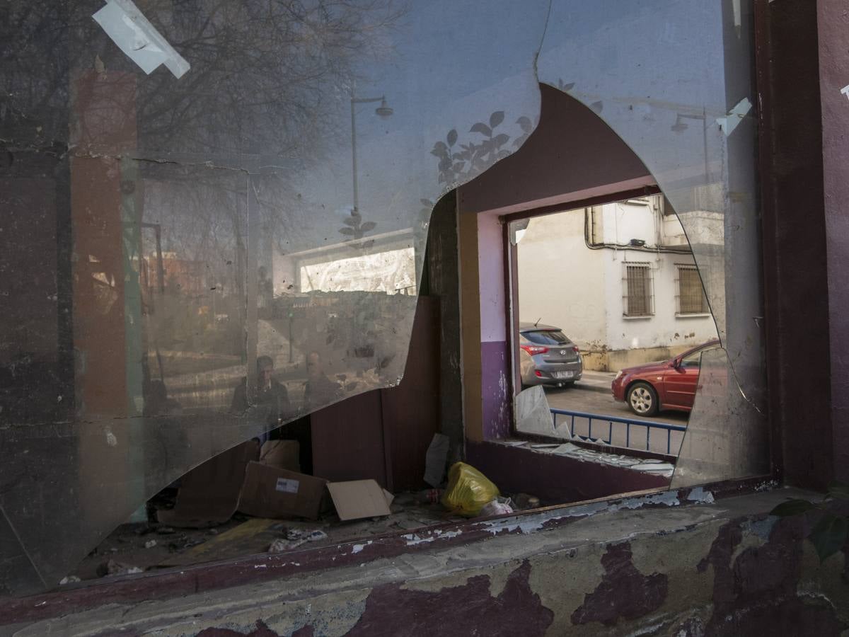 Miércoles, 1 de marzo. El fuego en un local okupado en la calle Vicente García Miranda, de Badajoz, alarma a los vecinos, que piden al Consistorio que tapie los escaparates del inmueble. Fotografías Pakopí.