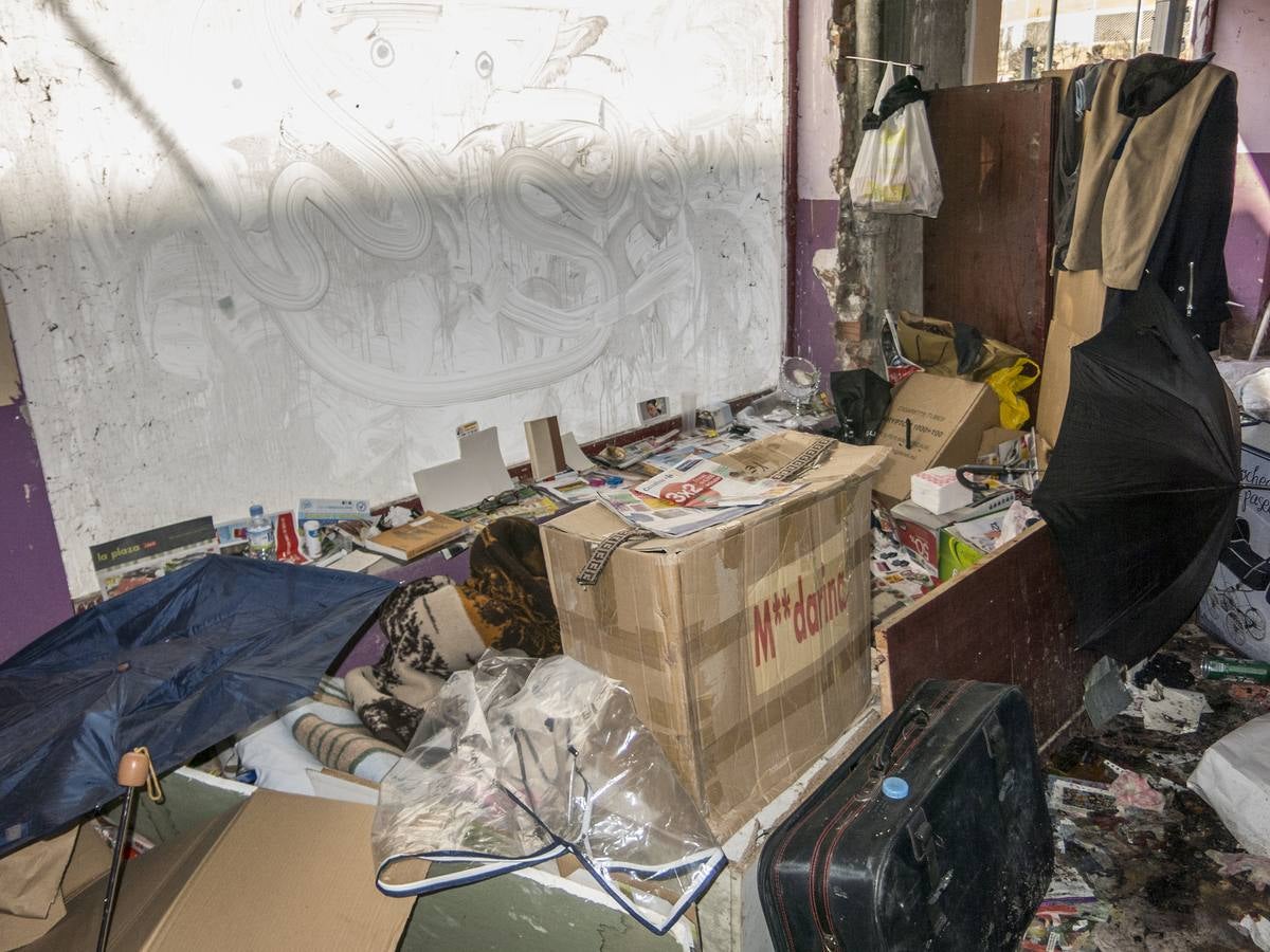 Miércoles, 1 de marzo. El fuego en un local okupado en la calle Vicente García Miranda, de Badajoz, alarma a los vecinos, que piden al Consistorio que tapie los escaparates del inmueble. Fotografías Pakopí.