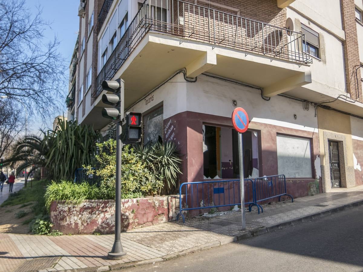 Miércoles, 1 de marzo. El fuego en un local okupado en la calle Vicente García Miranda, de Badajoz, alarma a los vecinos, que piden al Consistorio que tapie los escaparates del inmueble. Fotografías Pakopí.