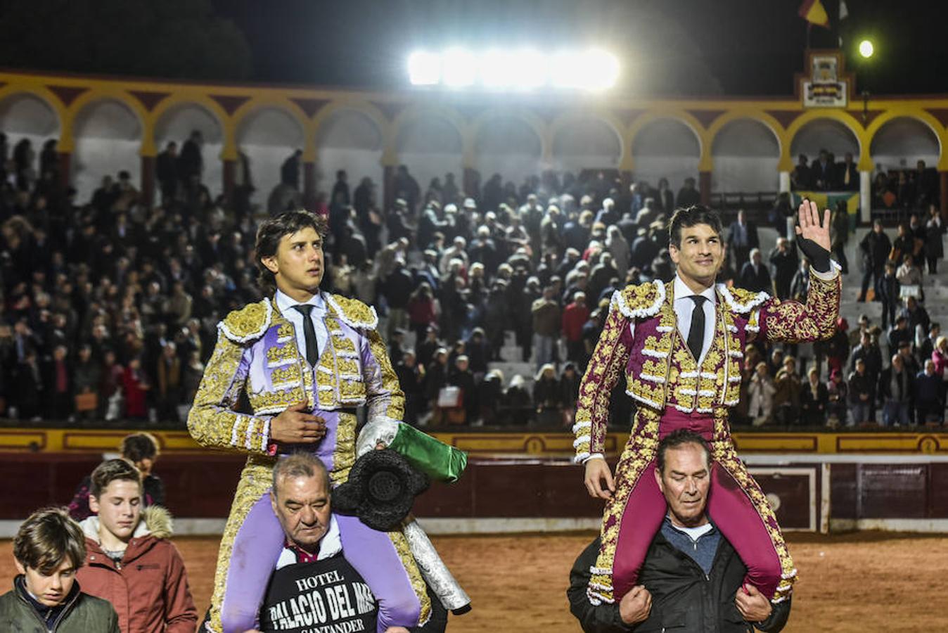 Domingo, 5 de febrero: Feria de Olivenza: El alicantino cuajó posiblemente la faena de la feria, Morante se llevó el peor lote y Roca Rey fue más efectista que artista. Fotografía: JV Arnelas