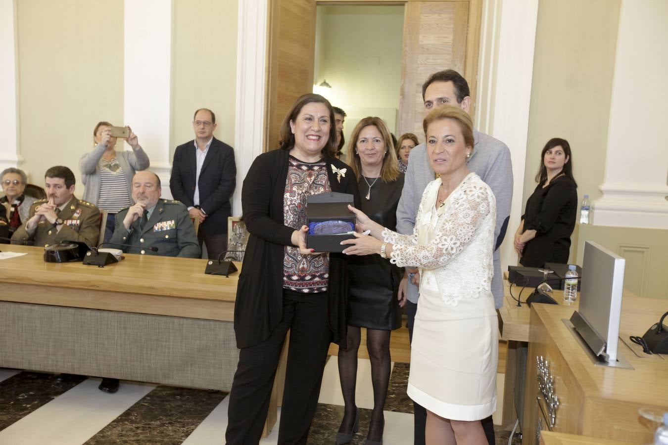 Cáceres homenajea a ocho mujeres