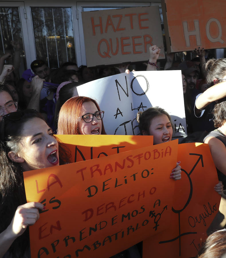 Tensión y gritos en la Complutense madrileña tras la llegada del autobús transfóbo