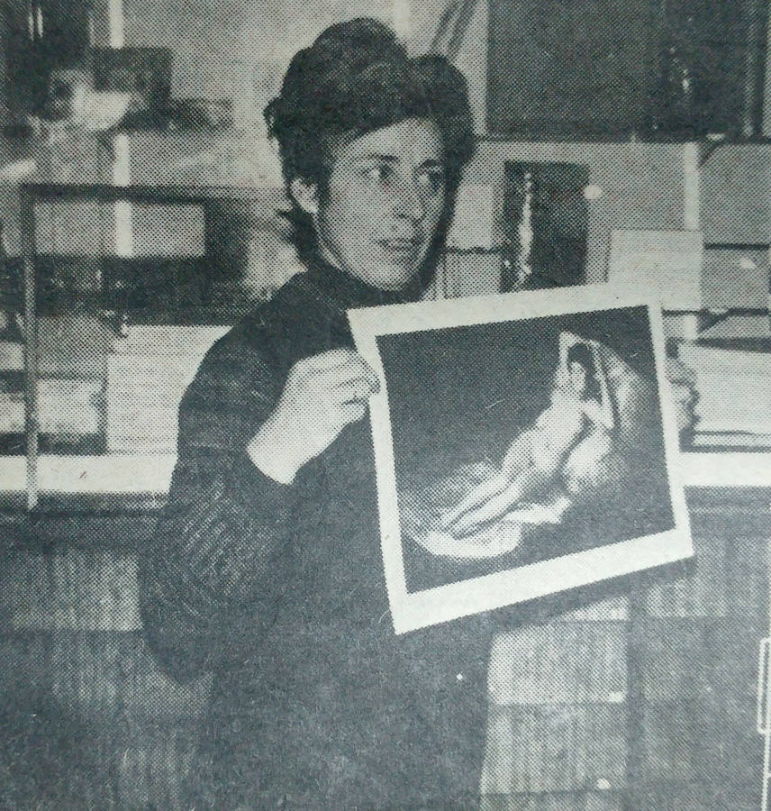 Charete Figueroa en 1975 con la reproducción que tuvo que retirar del escaparate por obscena
