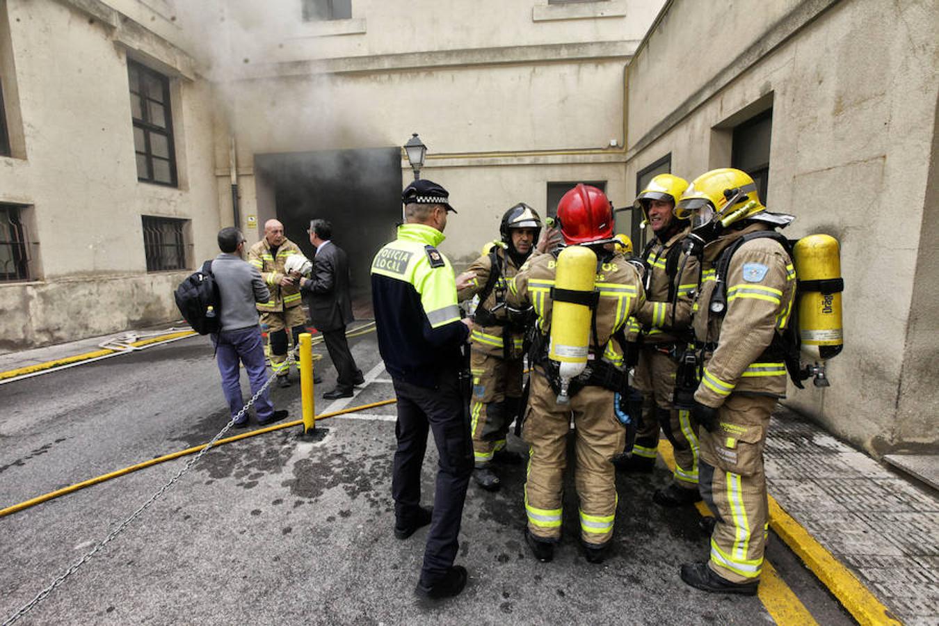 Los bomberos sofocan el incendio del hospital Virgen de la Montaña en Cáceres