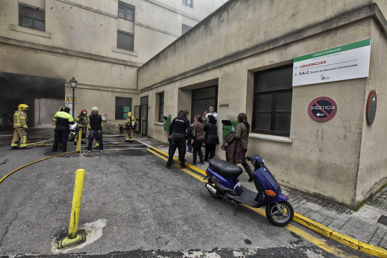 Los bomberos sofocan el incendio del hospital Virgen de la Montaña en Cáceres