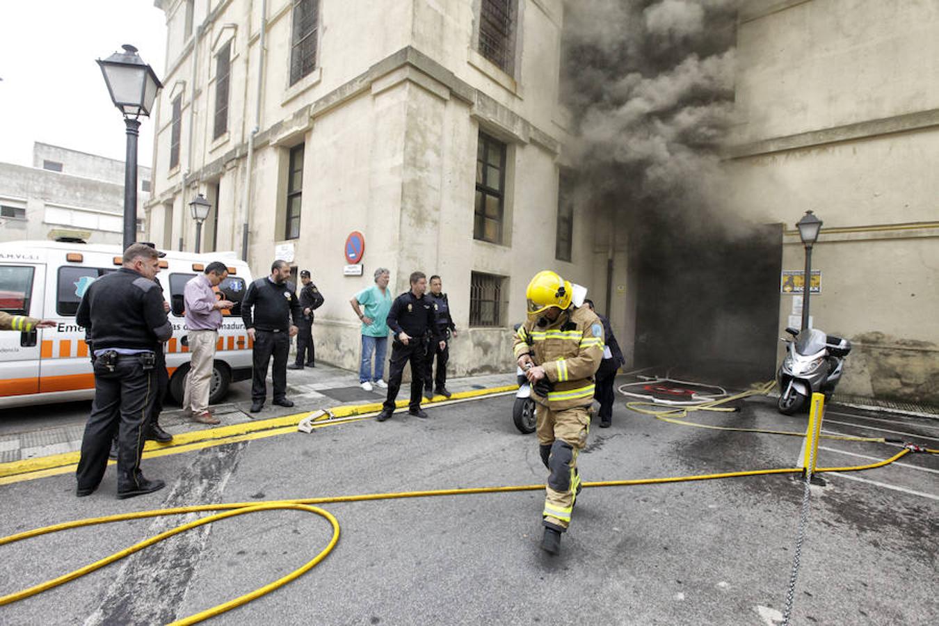 Los bomberos sofocan el incendio del hospital Virgen de la Montaña en Cáceres