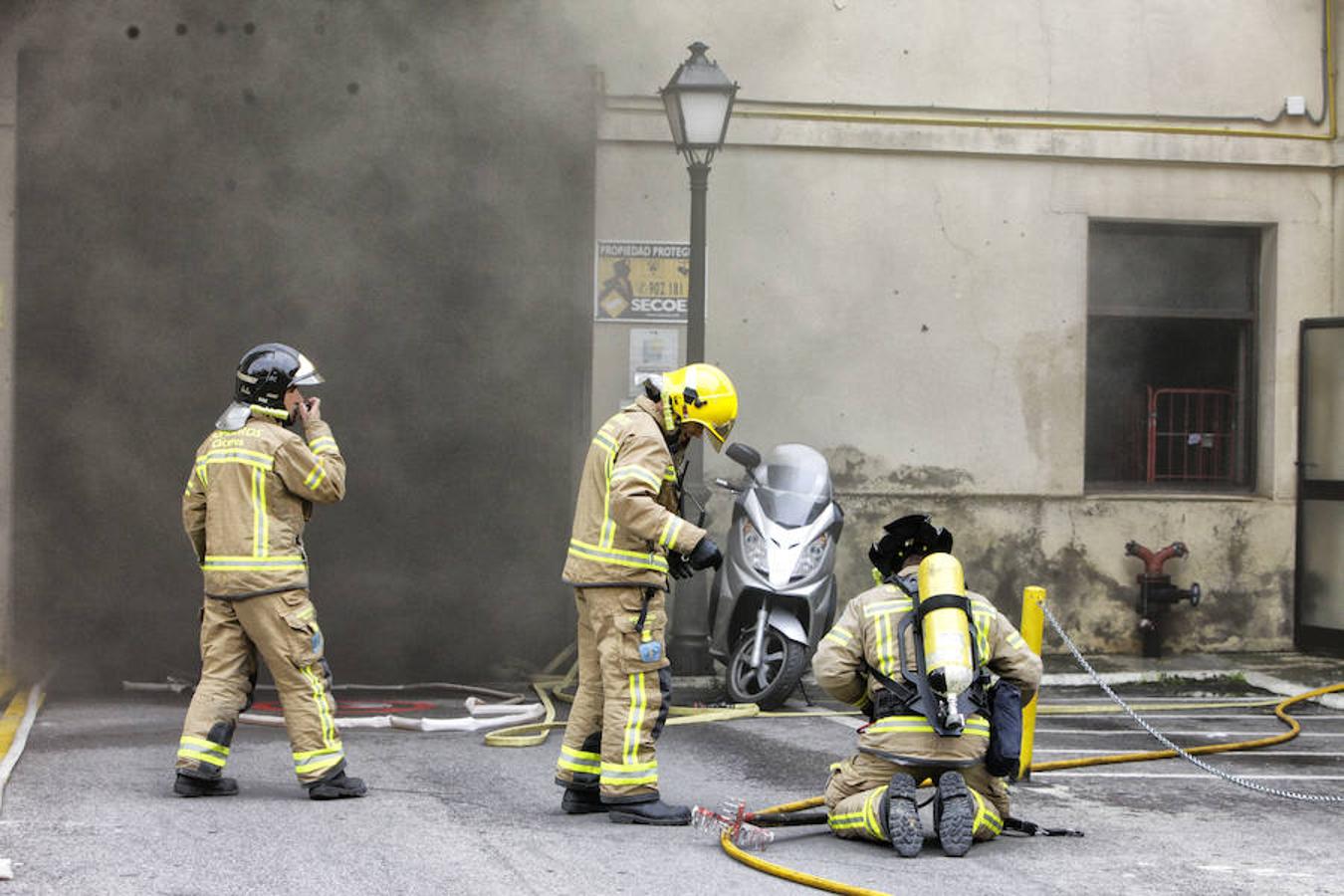 Los bomberos sofocan el incendio del hospital Virgen de la Montaña en Cáceres