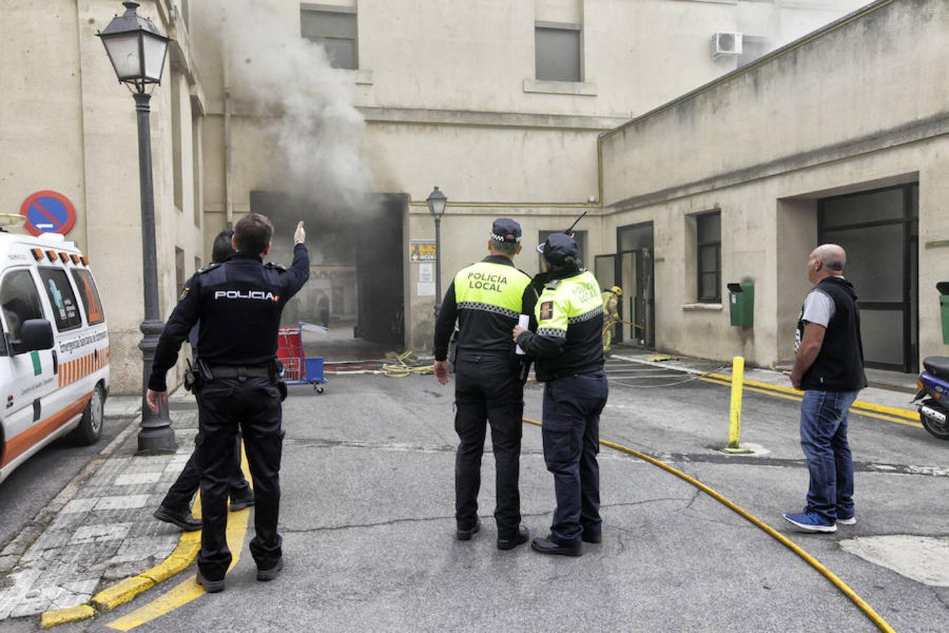 Los bomberos sofocan el incendio del hospital Virgen de la Montaña en Cáceres