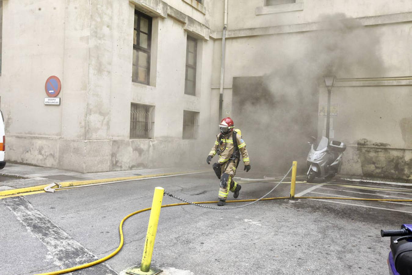 Los bomberos sofocan el incendio del hospital Virgen de la Montaña en Cáceres