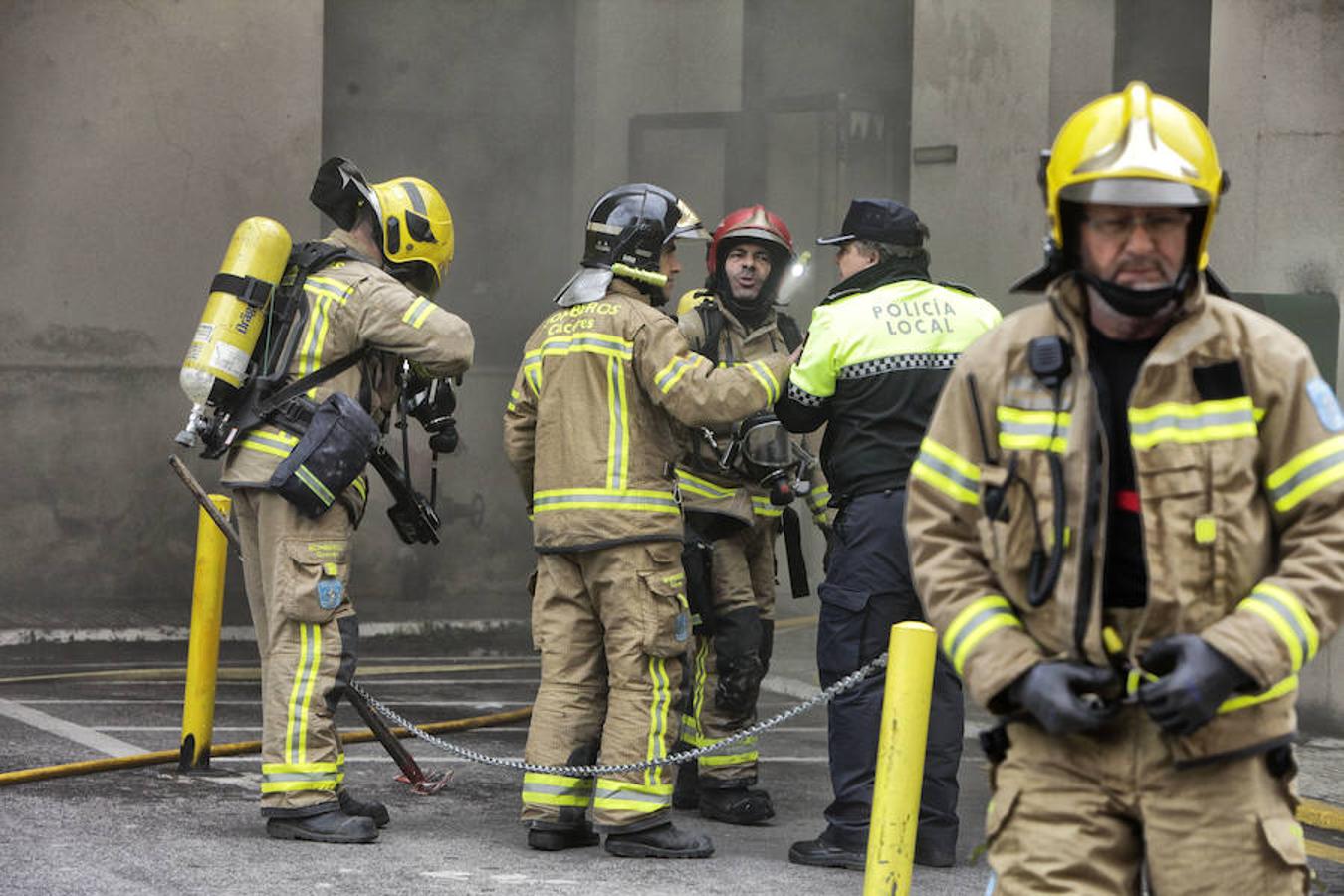 Los bomberos sofocan el incendio del hospital Virgen de la Montaña en Cáceres