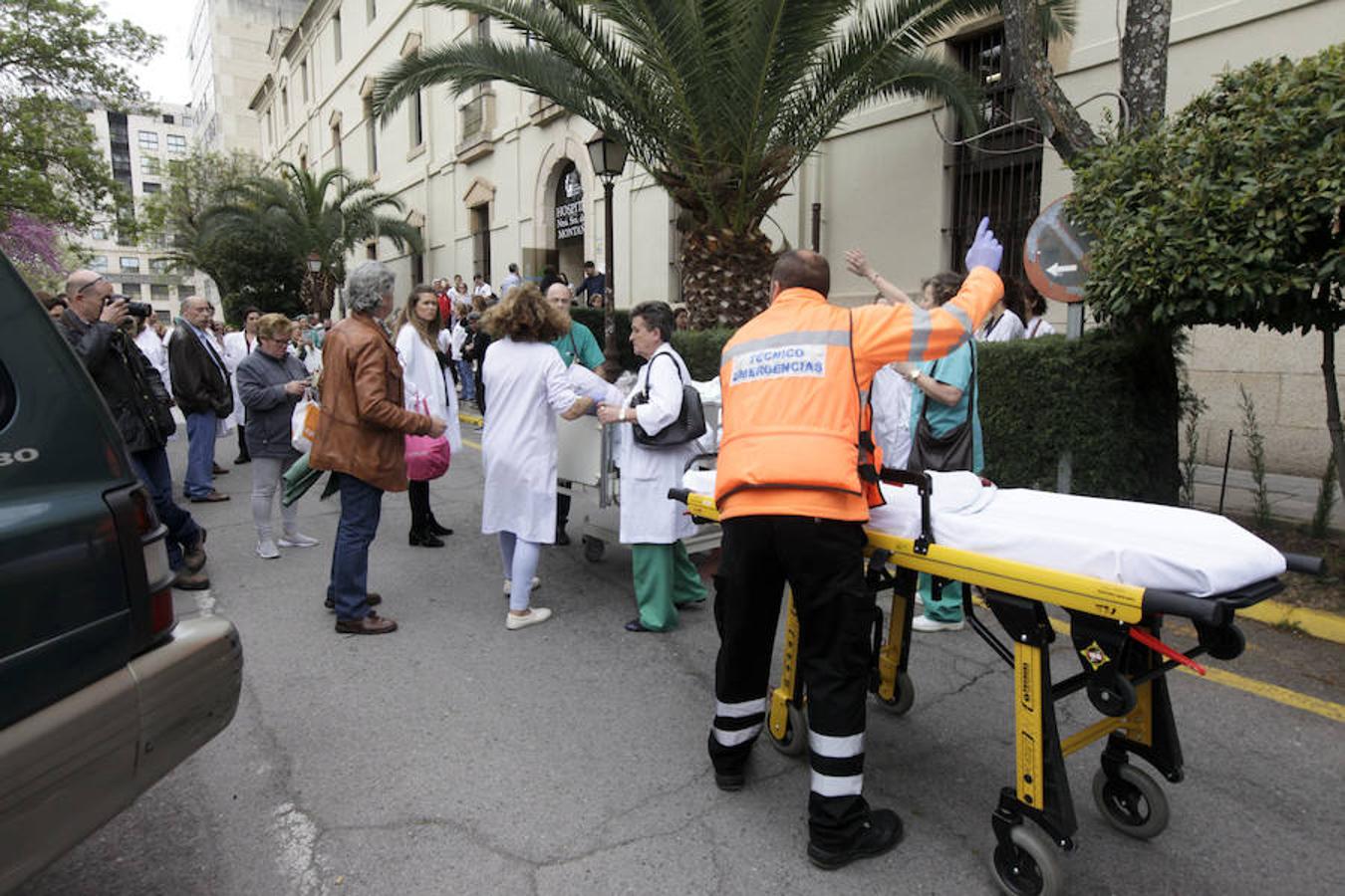 Los bomberos sofocan el incendio del hospital Virgen de la Montaña en Cáceres