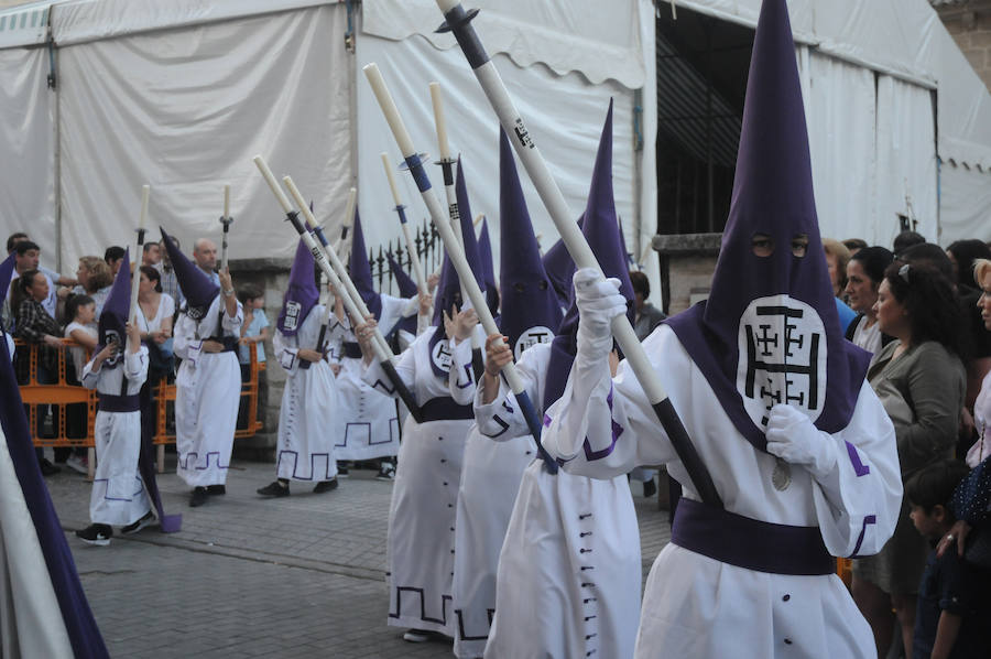 La Cofradía de las Tres Caídas procesiona por el Puente Romano