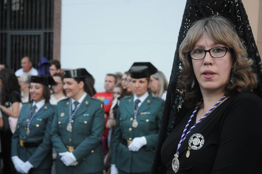 La Cofradía de las Tres Caídas procesiona por el Puente Romano