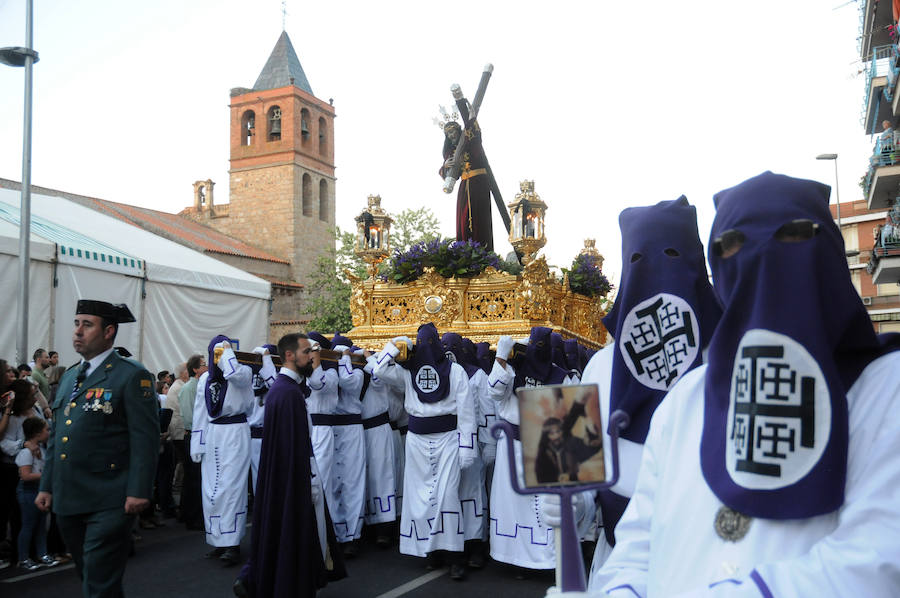 La Cofradía de las Tres Caídas procesiona por el Puente Romano