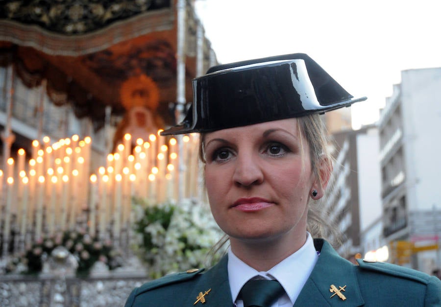 La Cofradía de las Tres Caídas procesiona por el Puente Romano