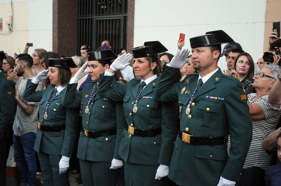 La Cofradía de las Tres Caídas procesiona por el Puente Romano