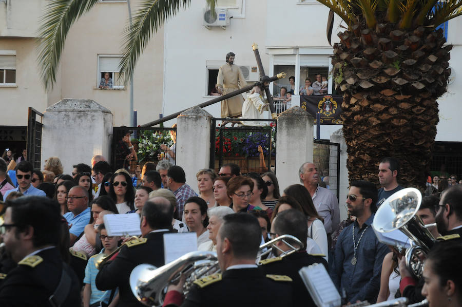 La Cofradía de las Tres Caídas procesiona por el Puente Romano