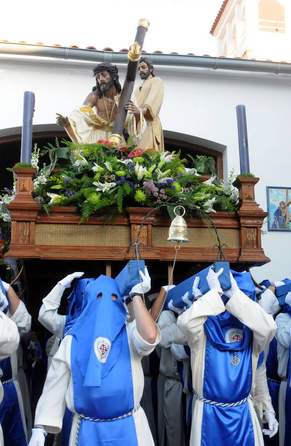 La Cofradía de las Tres Caídas procesiona por el Puente Romano