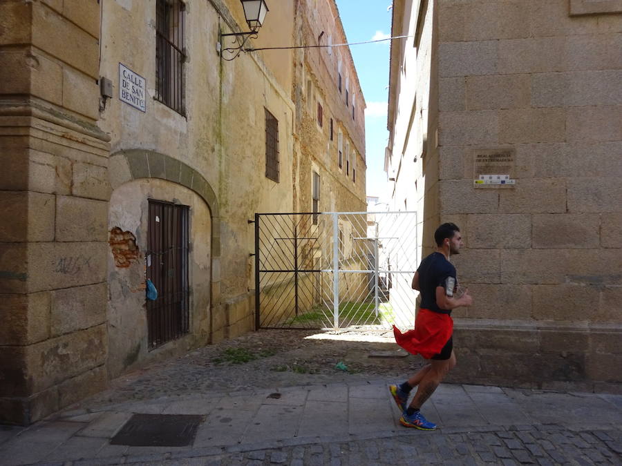 La calle de San Benito junto al Palacio de Justicia, que sigue cerrada.