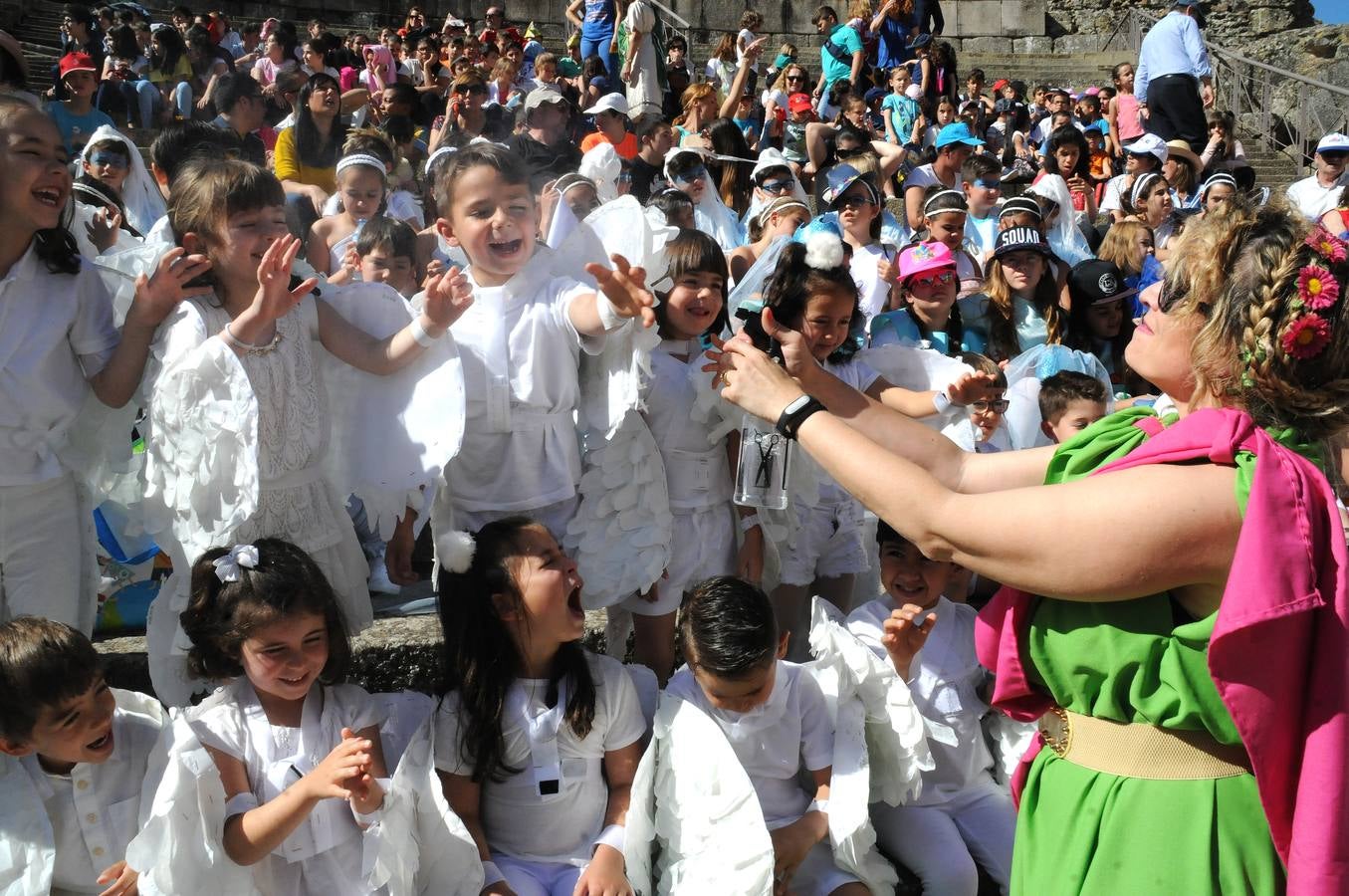 Miércoles, 3 de mayo. Finaliza el programa 'La Escuela adopta un monumento' con la representación teatral de 'Tras la esperanza dorada' por parte de 400 alumnos. Fotografías: Brígido.