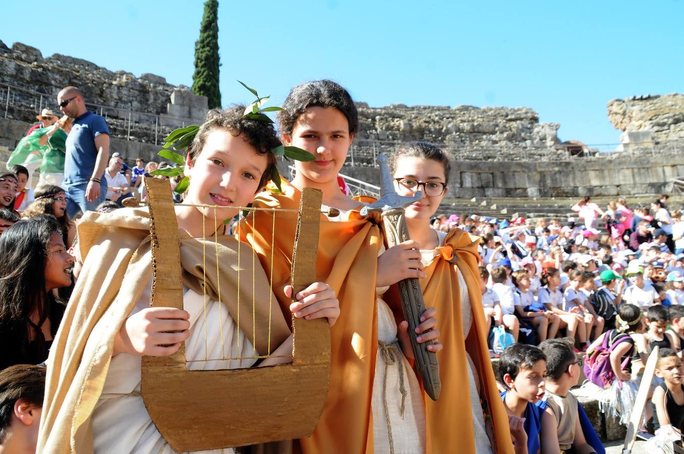 Miércoles, 3 de mayo. Finaliza el programa 'La Escuela adopta un monumento' con la representación teatral de 'Tras la esperanza dorada' por parte de 400 alumnos. Fotografías: Brígido.