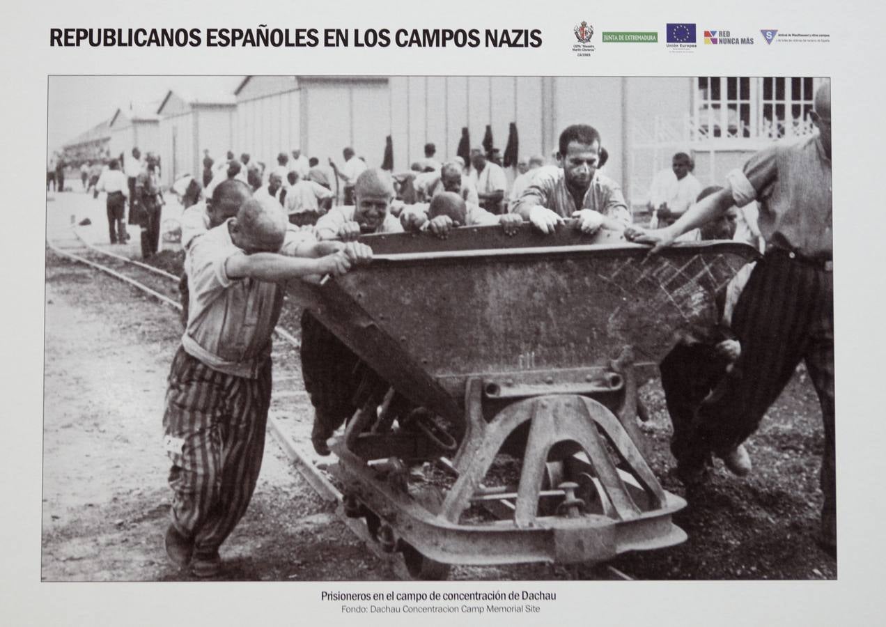 Viernes, 5 de mayo. El Centro de Educación para Personsa Adultas Maestro Martín Cisneros, de Cáceres, acoge una exposición que conmemora el 75 aniversario de la liberación del campo de Mauthausen. Fotografías: Armando Méndez.