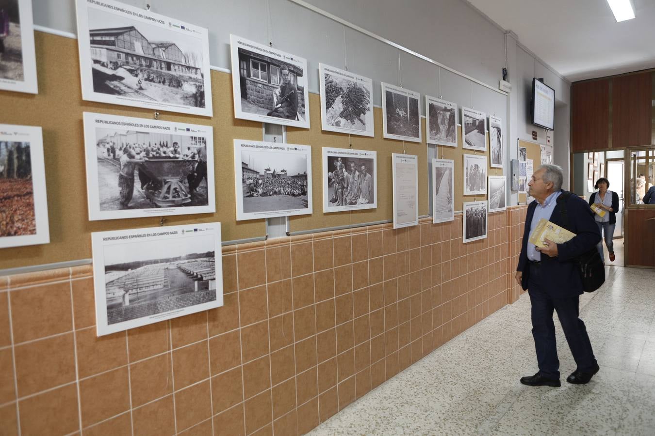 Viernes, 5 de mayo. El Centro de Educación para Personsa Adultas Maestro Martín Cisneros, de Cáceres, acoge una exposición que conmemora el 75 aniversario de la liberación del campo de Mauthausen. Fotografías: Armando Méndez.