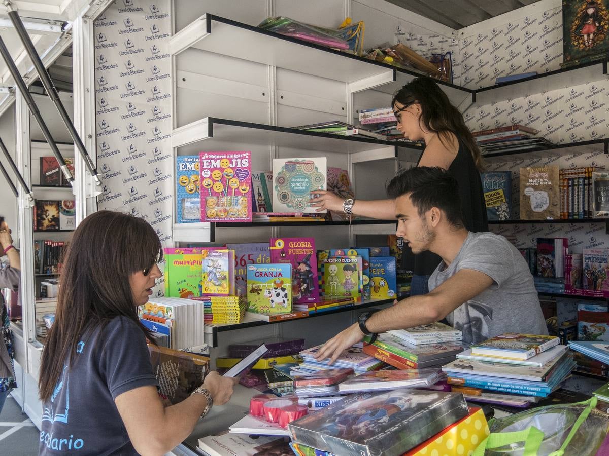 Viernes, 19 de mayo. El parque de San Francisco se ha convertido durante la semana en el mejor escaparate durante la 36 Feria del Libro de Badajoz. Fotografías: Pakopí.