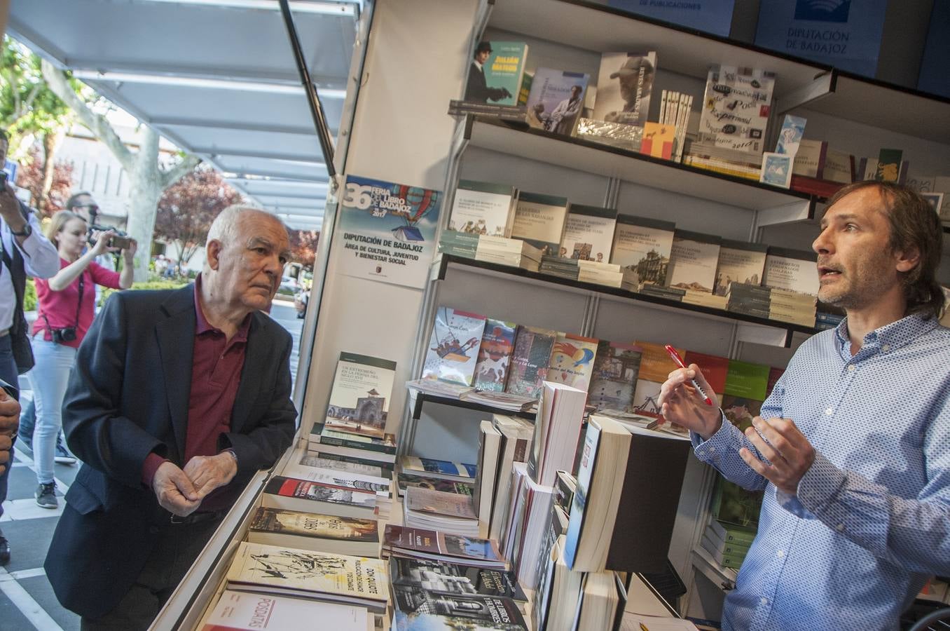 Viernes, 19 de mayo. El parque de San Francisco se ha convertido durante la semana en el mejor escaparate durante la 36 Feria del Libro de Badajoz. Fotografías: Pakopí.