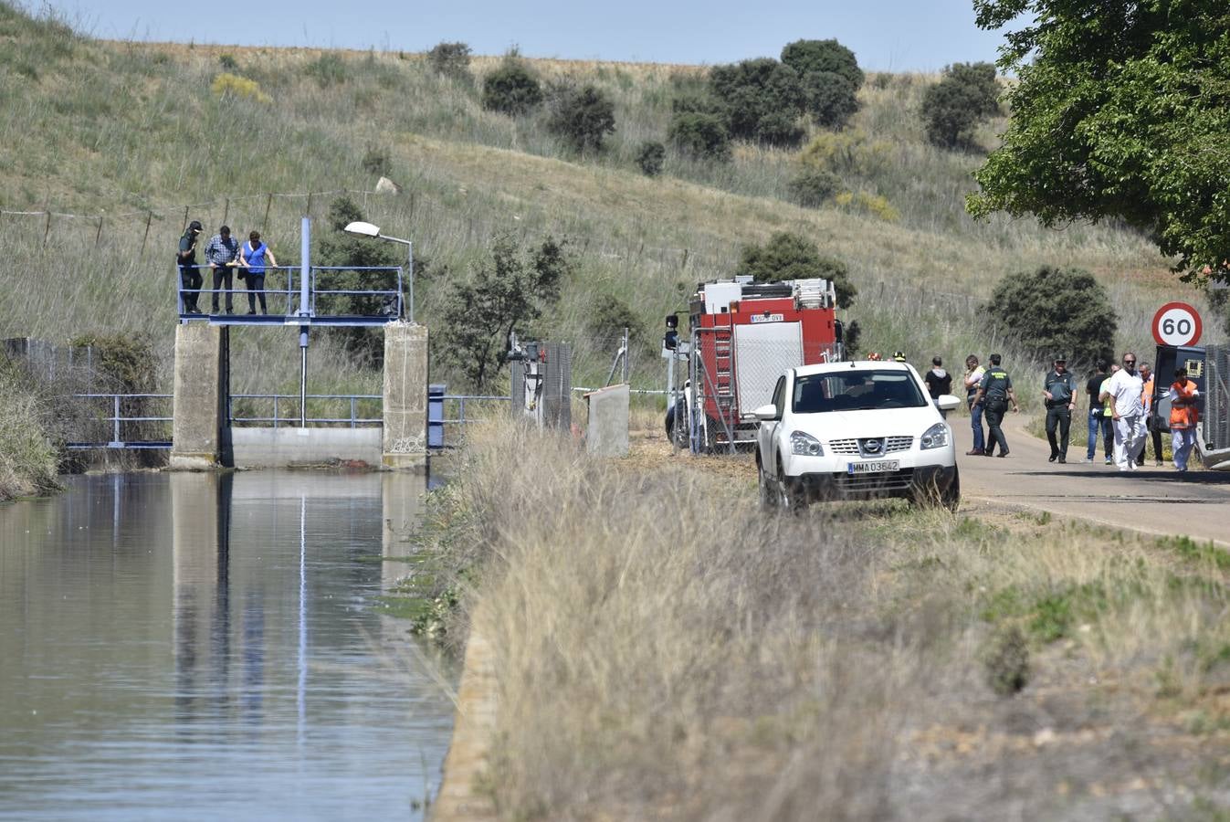 Sábado, 20 de mayo: Hallan en el canal de Lobon el cadáver de un hombre fallecido hace días. Fotografías: J. V. Arnelas.