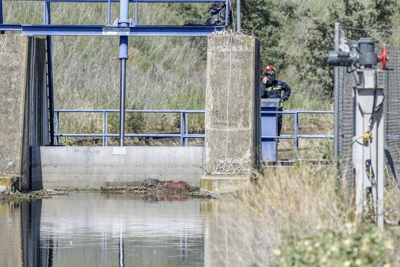 Sábado, 20 de mayo: Hallan en el canal de Lobon el cadáver de un hombre fallecido hace días. Fotografías: J. V. Arnelas.