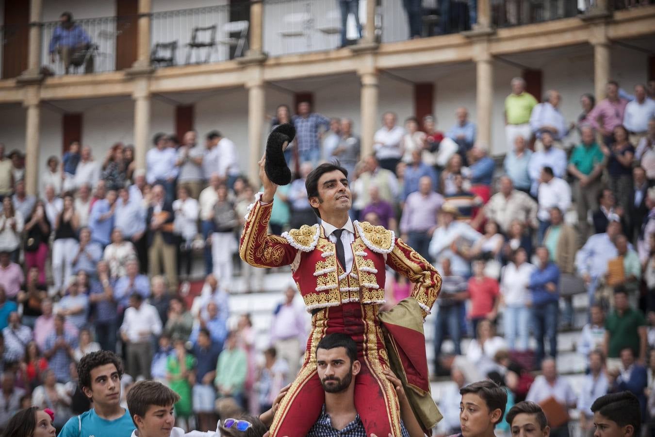 Domingo, 28 de mayo: Miguel Ángel Perera sale por la puerta Grande de la plaza de toros de Cáceres
