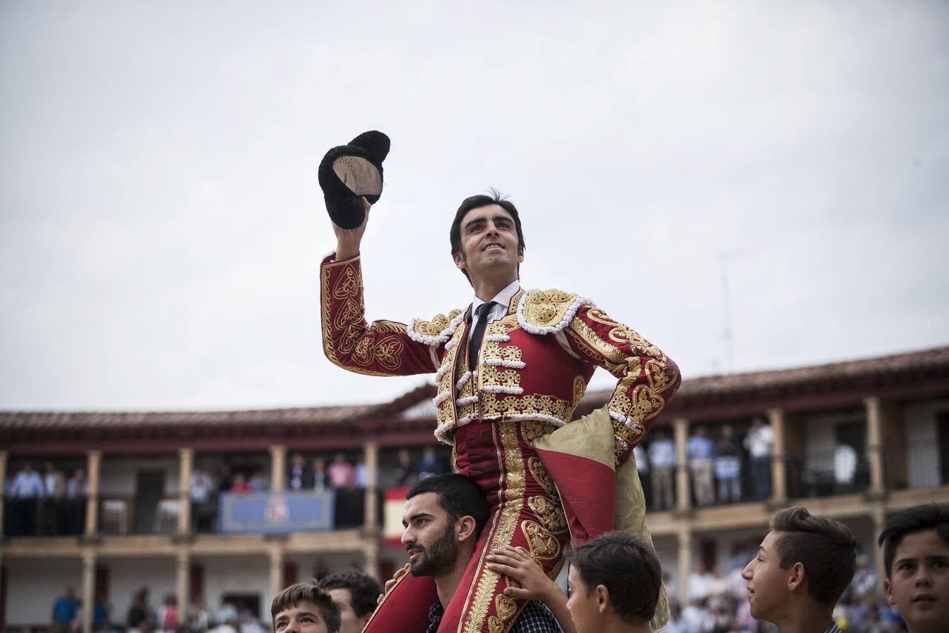 Domingo, 28 de mayo: Miguel Ángel Perera sale por la puerta Grande de la plaza de toros de Cáceres