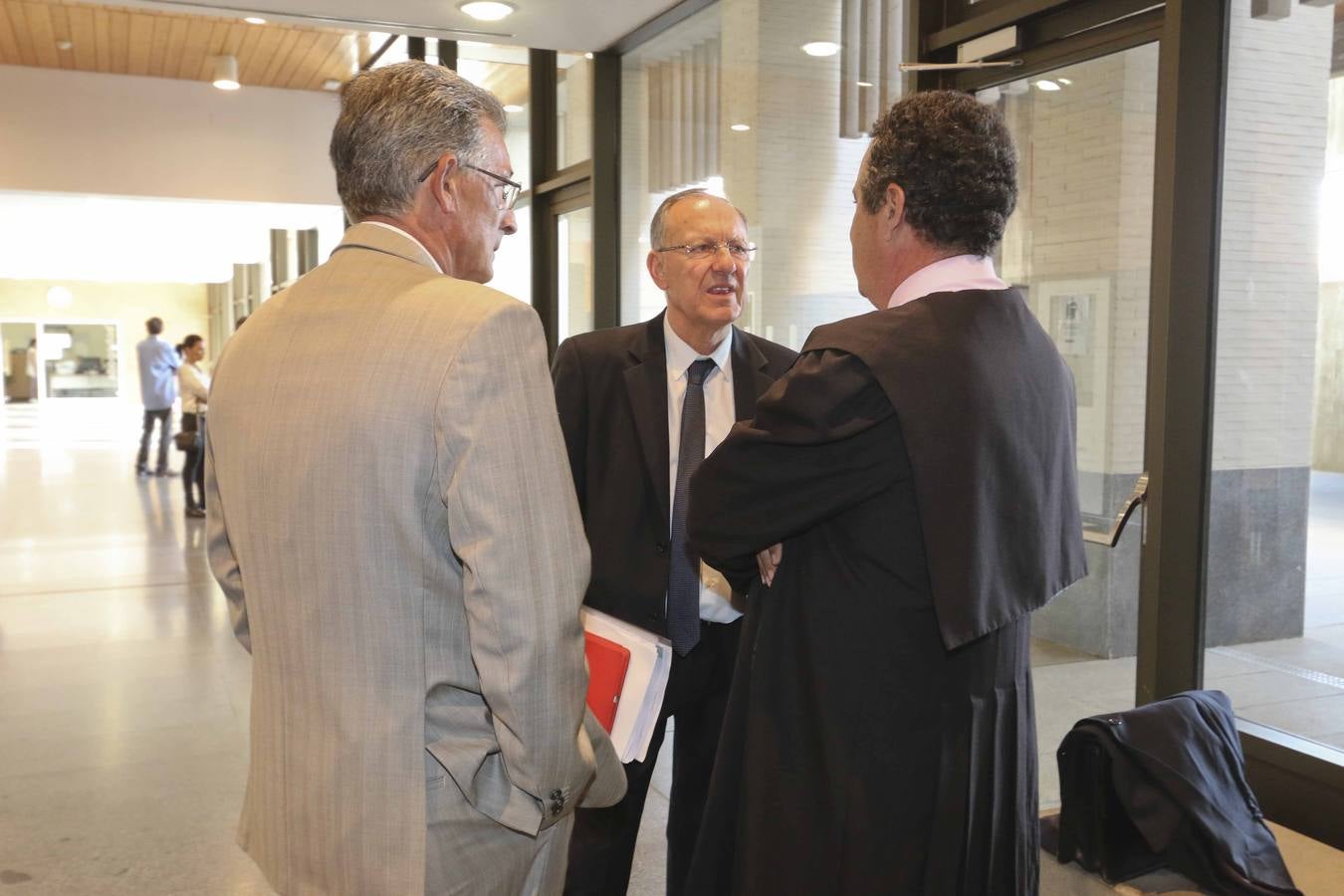 Lunes, 22 de mayo: La Audiencia Provincial de Mérida acogió el inicio de la vista oral del Caso Feval. Testificaron el exdirector general de Feval y exdiputado autonómico del PSOE, José Luis Viñuela; y el exsubdirector general Juan Cerrato y el exadministrador general José Villa.