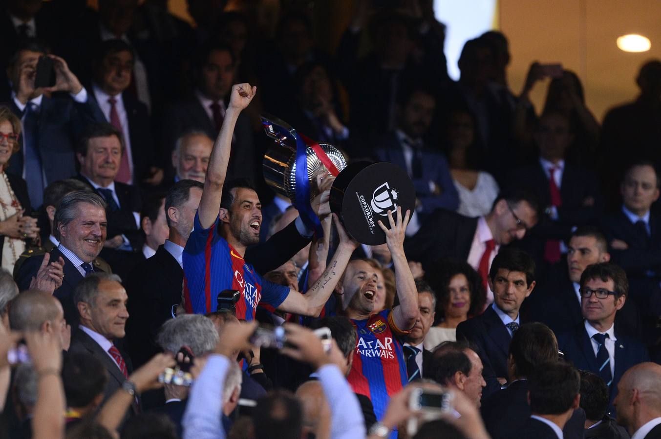 Sábado, 27 de mayo: El FC Barcelona se proclamó campeón de la copa del Rey al derrotar al Alavés por tres tantos a uno. Fotografía: EFE