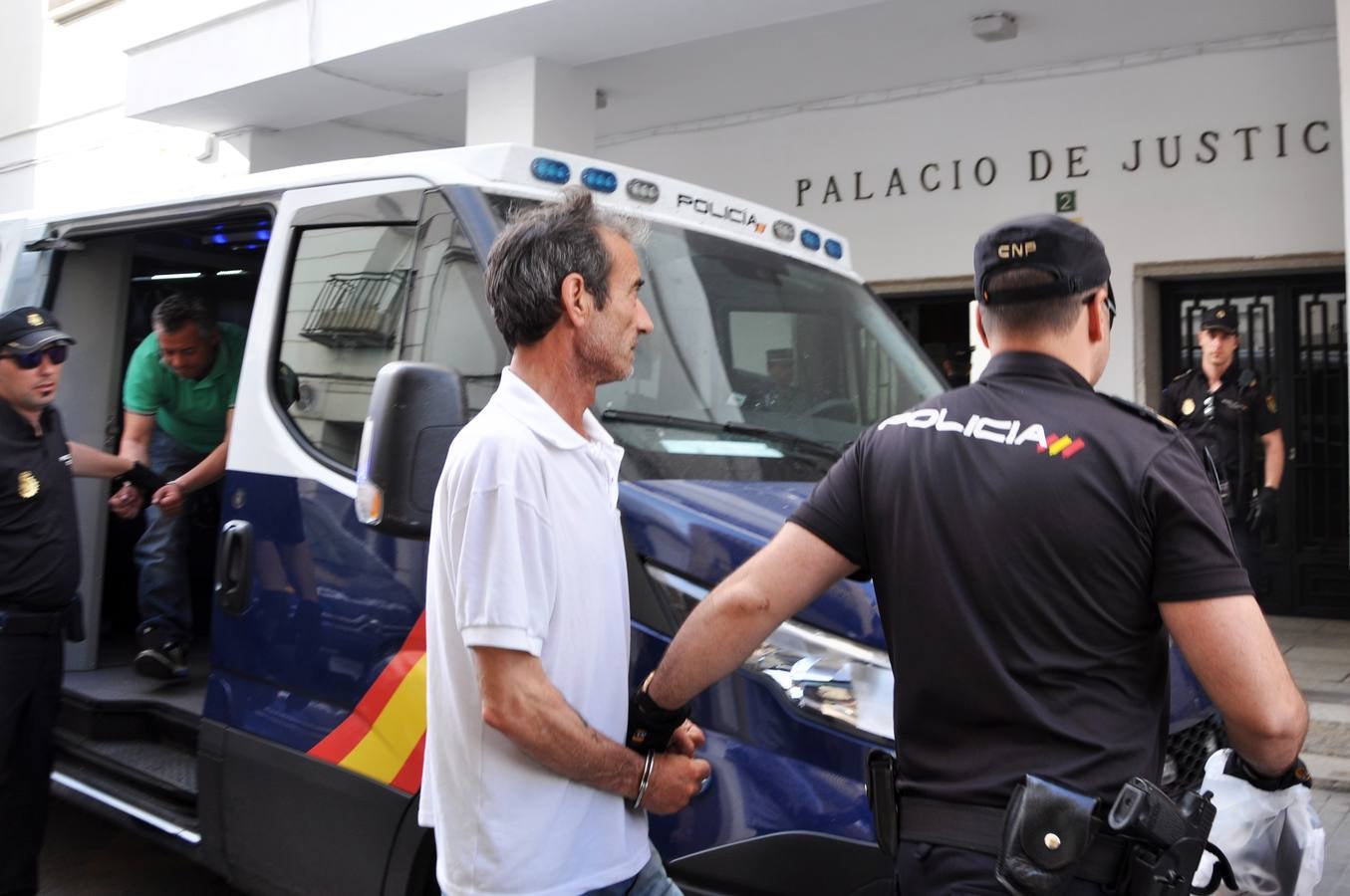 Viernes, 26 de mayo: Entran en prisión los dos detenidos por el crimen de Don Benito. Fotografía: HOY