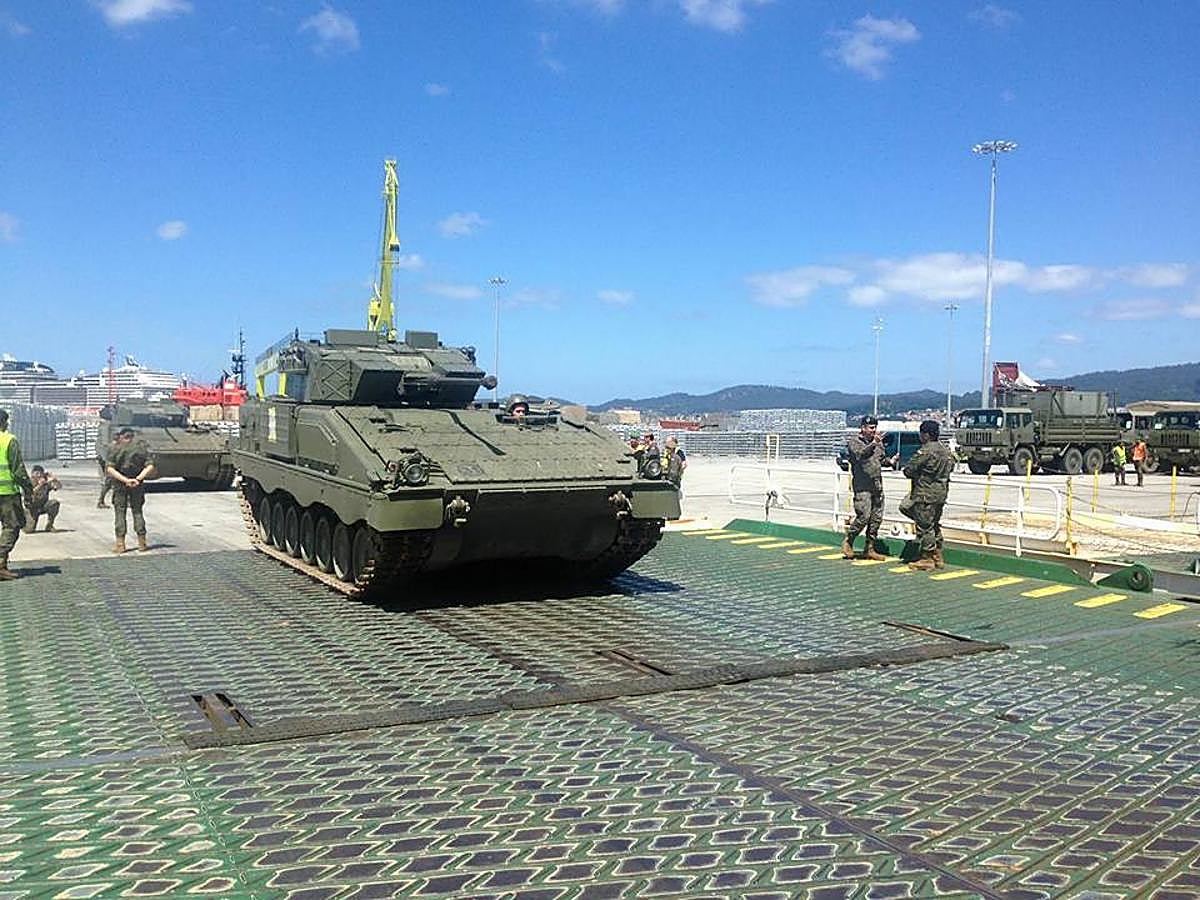 Embarcan en el puerto de Vigo los carros de combate