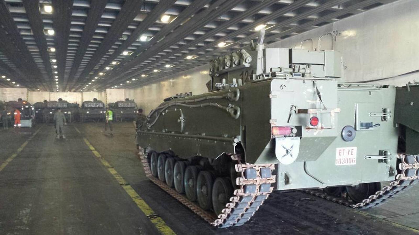 Embarcan en el puerto de Vigo los carros de combate