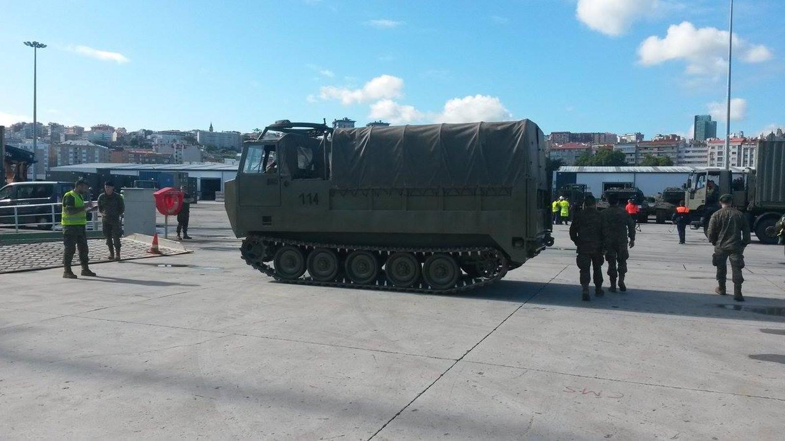 Embarcan en el puerto de Vigo los carros de combate