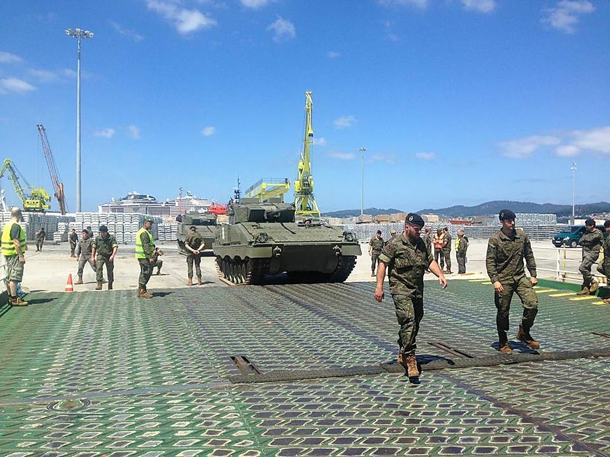 Embarcan en el puerto de Vigo los carros de combate